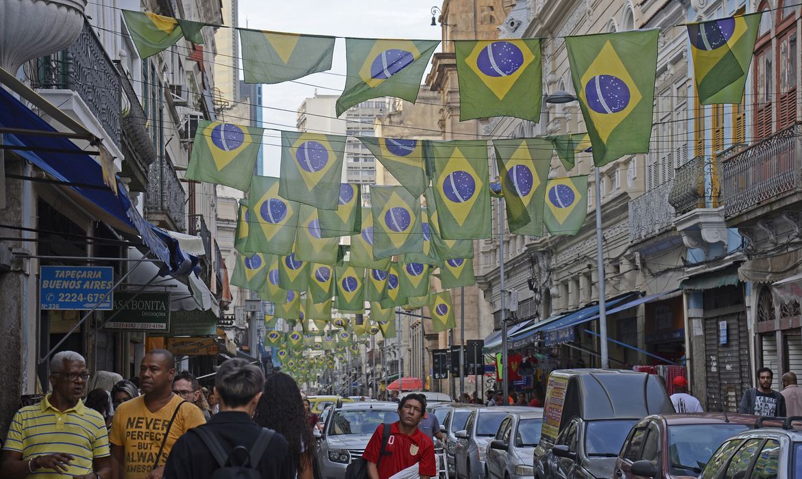  Comerciantes no centro da cidade decoram a Rua Buenos Aires e vendem artigos para torcedores da Copa do Mundo da Rússia 2018.