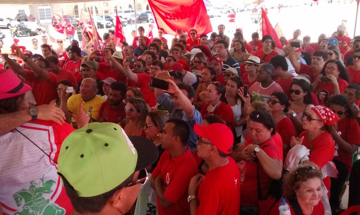 Fortaleza - Manifestantes realizam ato pró-governo 