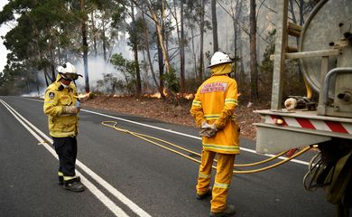 Firefighters keep a watchful eye on a fire threatening homes along the Princes Highway near in Milton, Australia January 5, 2020. REUTERS/Tracey Nearmy