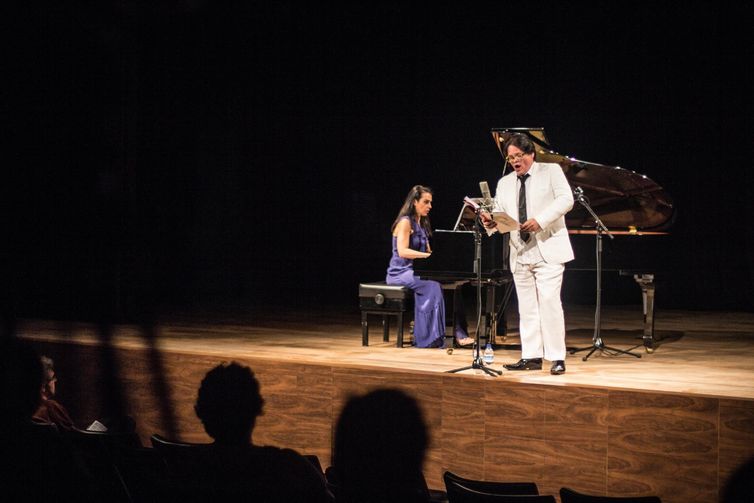 Fernando Portari e Paula da Matta encerrando o ciclo “Movimento de Câmara – integral canto e piano de Villa-Lobos”.