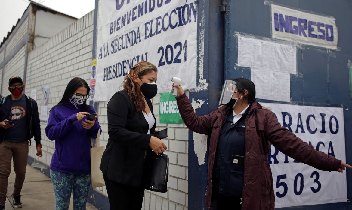 Peruvians vote to elect president