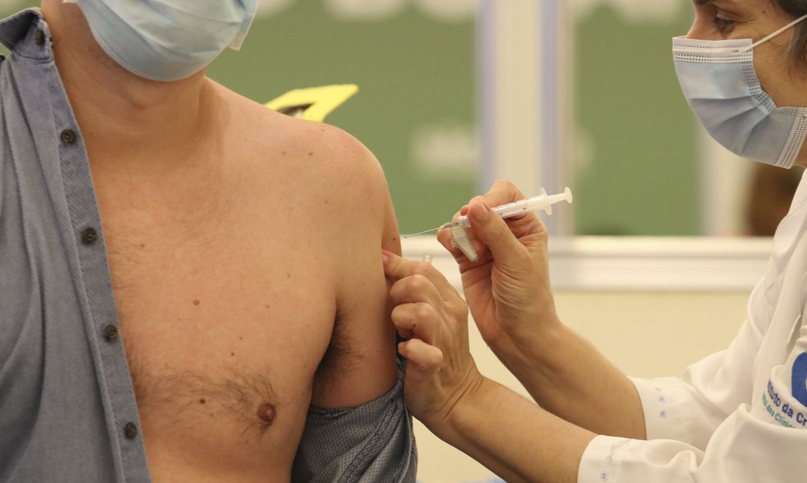 Vacinação contra covid-19 aos profissionais da saúde do Hospital das Clínicas, no Centro de Convenções Rebouças.