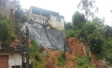 Deslizamento em Francisco Morato por causa das chuvas (Divulgação/Defesa Civil-SP)