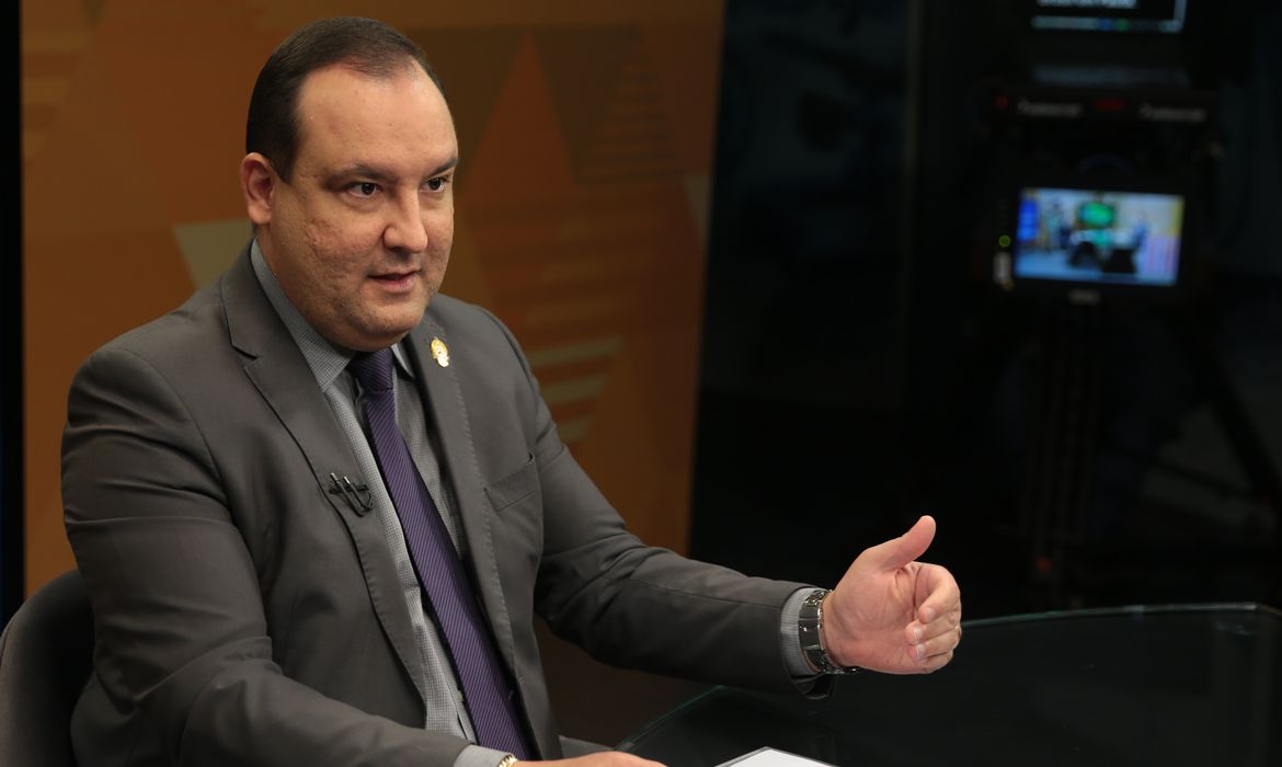 O presidente da Funai, Marcelo Xavier, participa do programa Brasil em Pauta no estúdio da TV Brasil