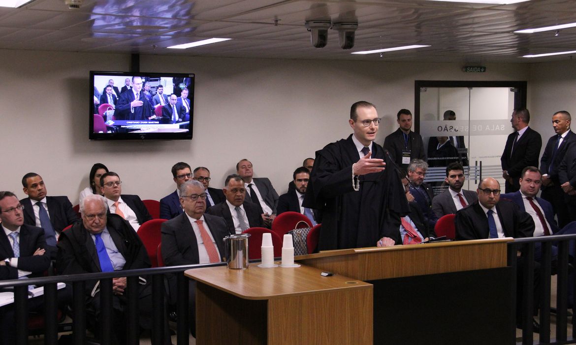 O advogado de Cristiano Zanin fala no julgamento de recurso da defesa de Lula no caso do triplex - Foto Sylvio Sirangelo/TRF4