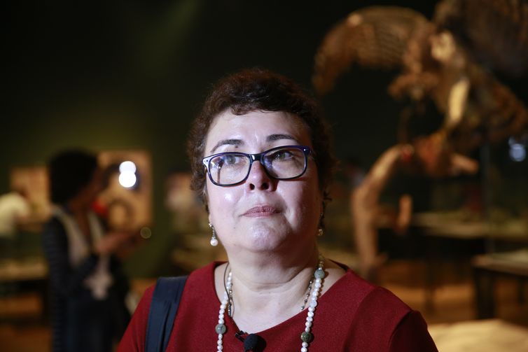  Pesquisadora Cláudia Carvalho fala sobre os resgates na exposição Museu Nacional Vive - Arqueologia do Resgate, a primeira com peças retiradas do incêndio, no Centro Cultural Banco do Brasil. 