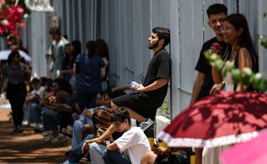 Brasília (DF), 16/11/2025 - Candidatos comparecem a local de prova para realização do segundo dia do Exame Nacional do Ensino Médio (Enem) 2025. Foto: Marcelo Camargo/Agência Brasil