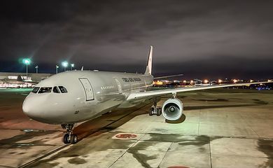 Aeronave KC-30 (Airbus A330 200), da FAB, pousou às 1h45 (horário de Brasília) com 215 brasileiros e 16 pets, após terem sido transportados em segurança das áreas de conflitos - Foto: Gov BR/ FAB