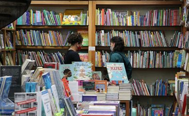Movimento de leitores na livraria Martins Fontes, em Vila Buarque.