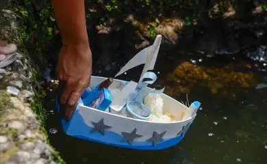 Rio de Janeiro - Com fé e oferendas, devoto participa de festa de Iemanjá, no centro da capital fluminense (Tomaz Silva/Agência Brasil)