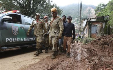 Bombeiros, moradores e voluntários trabalham no local do deslizamento no Morro da Oficina, após a chuva que castigou Petrópolis, na região serrana fluminense