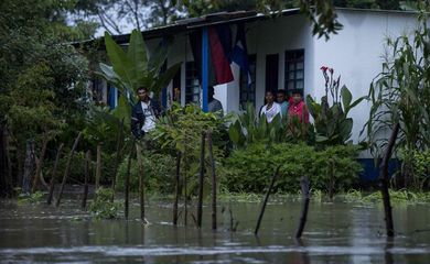 Cheia de rio após a passagem da tempestade Nate deixa família isolada em sua casa na comunidade de Iguanal, em Rivas (Nicarágua)