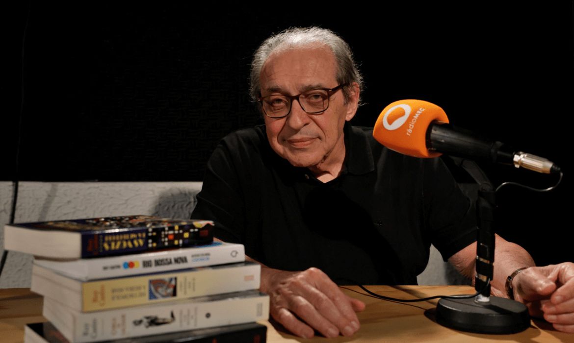São Paulo (SP), 10/04/2025 - A Rádio MEC estreia o seriado “Ao som dos boleros e tangos”, produção inédita apresentada pelo jornalista e escritor Ruy Castro. Rádio MEC