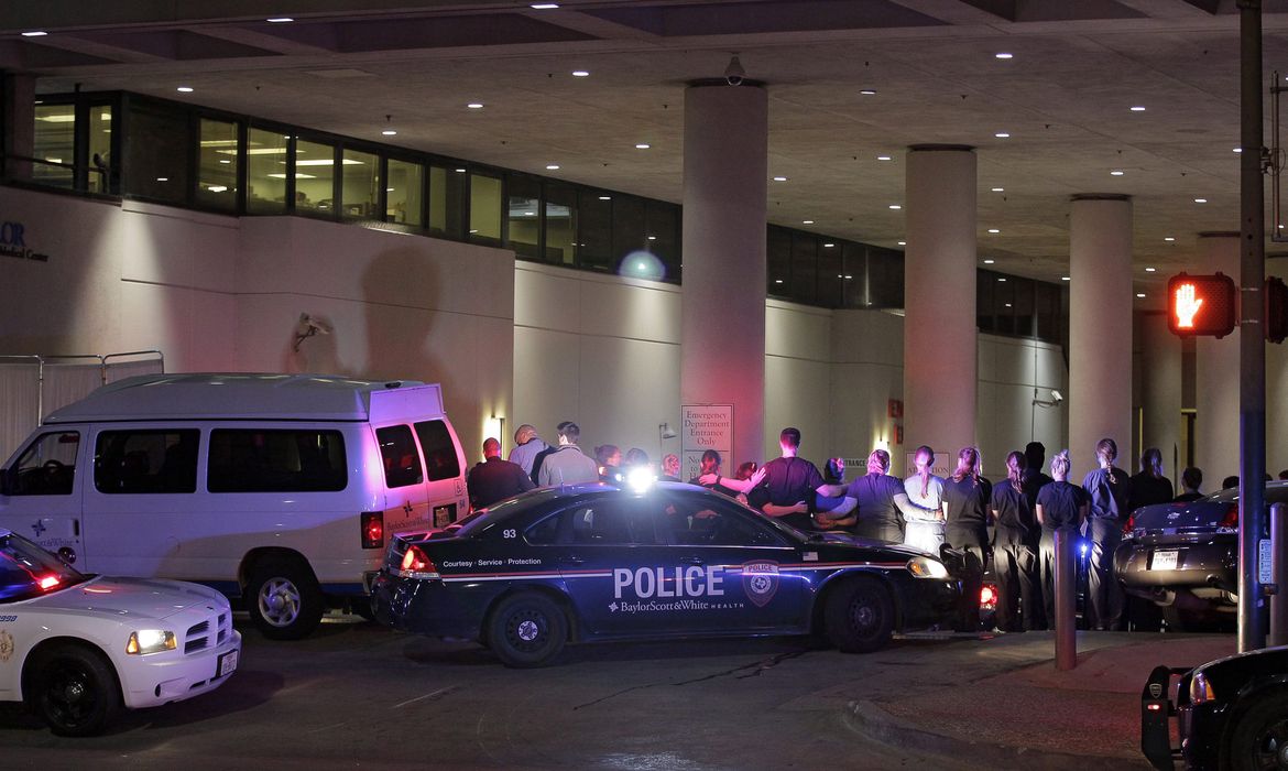 Emergência do Baylor Scott & White Hospital, em Dallas, para onde foram levados os 11 policiais baleados, durante uma manifestação, que ocorria pacificamente, contra a morte de dois norte-americanos negros baleados por policiais brancos