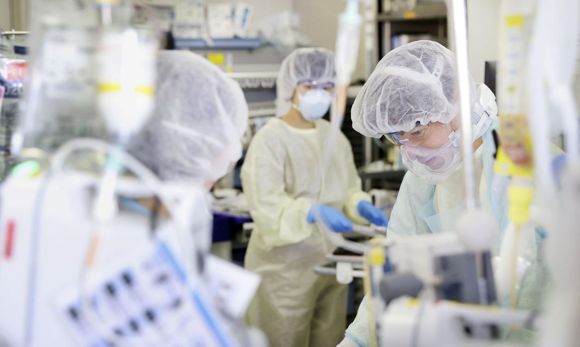 Trabalhadores médicos tratam um paciente com doença de coronavírus (COVID-19) na UTI do Hospital da Universidade Médica de St. Marianna em Kawasaki, Japão, em 23 de abril de 2020