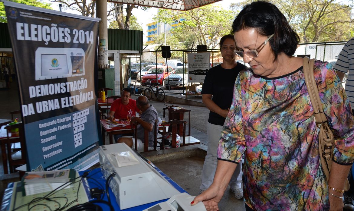 TRE-DF faz demonstrações para familiarizar o eleitor com a urna biométrica. Na foto, a eleitora Marilza Vilarinho, na feira permanente do Núcleo Bandeirante (José Cruz/Agência Brasil)