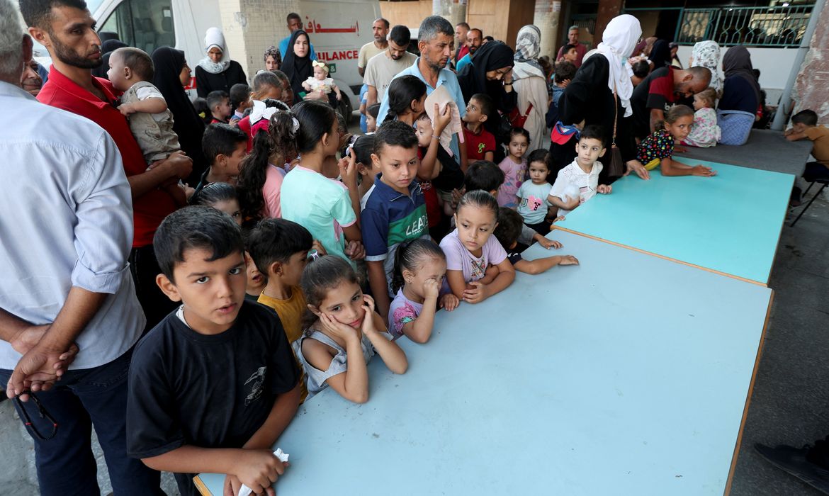 Palestina- 01/09/2024 Crianças palestinas são vacinadas contra a poliomielite, em um centro de saúde das Nações Unidas em Deir Al-Balah, no centro da Faixa de Gaza.  REUTERS/Ramadan Abed