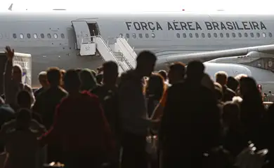 Guarulhos (SP) 08/10/2024  Brasileiros que estavam no Líbano, desembarcam do avião KC-30 da FAB,na Base Aérea de São Paulo  na Operação “Raizes do Cedro” em Guarulhos. Foto Paulo Pinto/Agencia Brasil