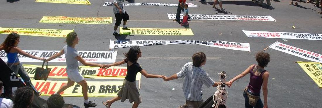 Manifestantes do grito dos Excluídos formam uma roda na Esplanada do Ministérios