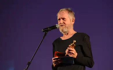Prêmio Especial do Júri para Jean-Claude Bernardet, na cerimônia de premiação do 48º Festival de Brasília do Cinema Brasileiro (Fabio Rodrigues Pozzebom/Agência Brasil)