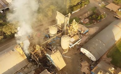 Palotina (PR) - Explosão em silo de secagem de grãos em Palotina, no Paraná, deixa mortos e feridos. Foto: Grupo BR277/CATVE/Instagram