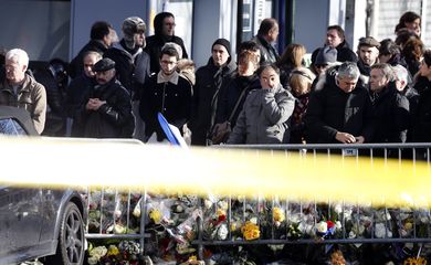 Pessoas prestam homenagem em Paris às vítimas dos atentados terroristas EPA/Etienne Laurent/Agência Lusa/Direitos Reservados 