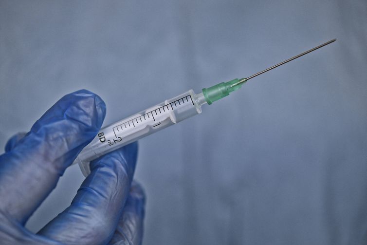 Vacina contra COVID-19 entra em teste no BR e BC suspende WhatsApp