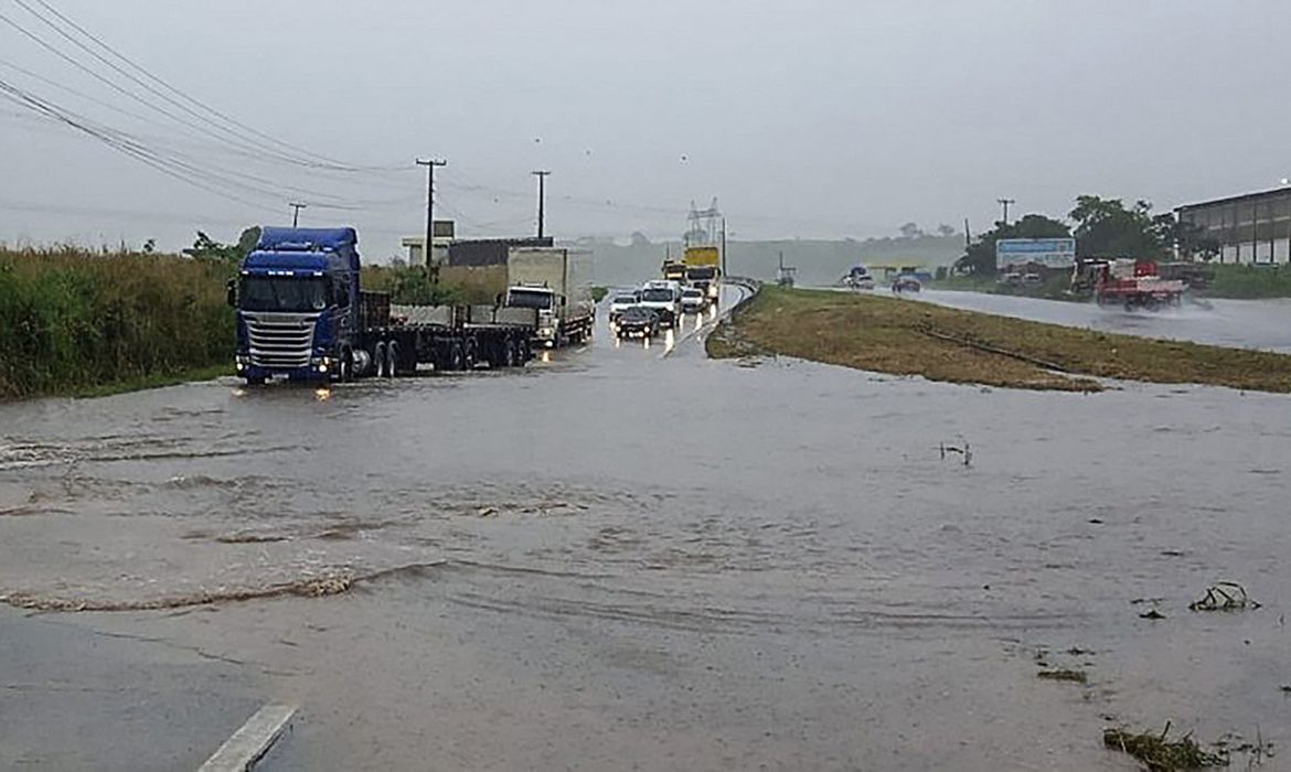 Pernambuco decreta emergência em 12 municípios por causa das chuvas | Agência Brasil