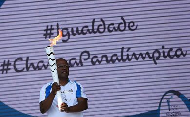 Brasília -  Cláudio Irineu, tetra campeão de futebol de amputados, é o primeiro condutor da tocha paralímpica  (Marcelo Camargo/Agência Brasil)