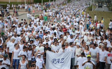 Vitória (ES) - Milhares de pessoas fazem caminhada pela paz na orla da Praia de Camburi, em Vitória (Tânia Rêgo/Agência Brasil)