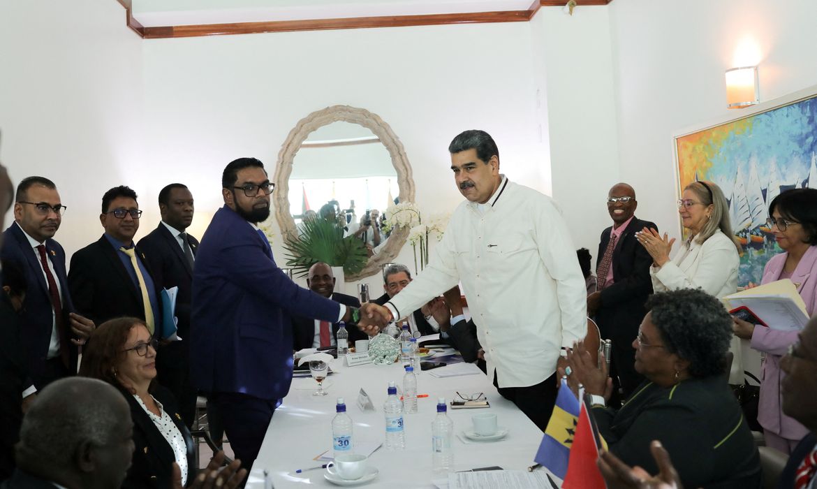 Venezuela's President Nicolas Maduro and Guyanese President Irfaan Ali shake hands as they meet amid tensions over a border dispute, in Kingstown, St. Vincent and the Grenadines December 14, 2023. Miraflores Palace/Handout via REUTERS ATTENTION EDITOR - THIS IMAGE HAS BEEN SUPPLIED BY A THIRD PARTY