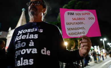Manifestação pede fim da jornada 6 x 1 e taxação de bilionários