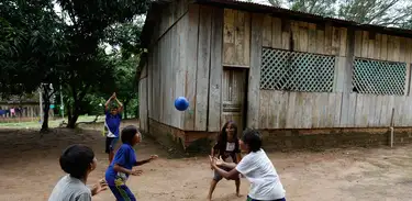 Crianças indígenas brincam com bola na aldeia Pé de Mutum, Terra Indígena Japuíra, do Povo Rikbaktsa.