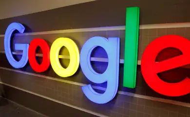 Logotipo do Google é exibido dentro de um prédio de escritórios em Zurique, Suíça. 