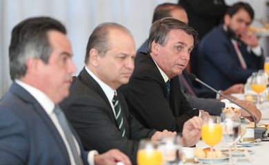O presidente da República, Jair Bolsonaro, durante  reunião com o Ministro-Chefe da Secretaria de Governo da Presidência da República, Luiz Eduardo Ramos e Parlamentares.