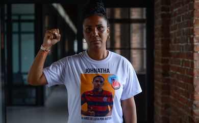 Rio de Janeiro (RJ), 20/02/2024 –A integrante do grupo Mães de Manguinhos, Ana Paula Oliveira durante o evento Escuta popular sobre letalidade policial e o impacto na infância, na Gamboa, na zona portuária do Rio de Janeiro. Foto: Tomaz Silva/Agência Brasil