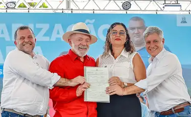 Presidente da República, Luiz Inácio Lula da Silva, durante Cerimônia de Entrega de Títulos de Regularização Fundiária e de Assinatura de Acordo de Cooperação Técnica entre Governo Federal e Estado do Tocantins. Orla do Rio Araguatins - TO
Foto: Cláudio Kbene/ PR