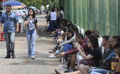 Candidatos aguardam abertura do portões do UniCEUB em Brasília, para o primeiro dia de provas do Enem 2018 