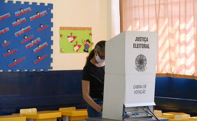 Movimento de eleitores na 250ª Zona Eleitoral da Lapa, localizada na Escola Heitor Garcia, durante as eleições municipais.