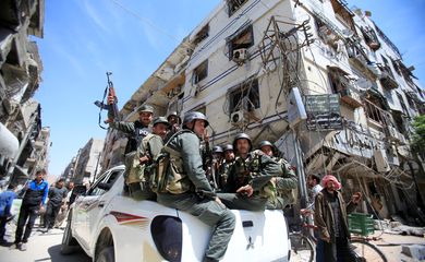 Agentes da polícia síria na cidade de Duma, na Síria