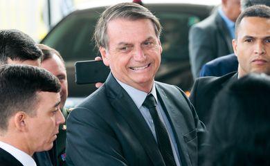 O Presidente Jair Bolsonaro fala à Imprensa ao sair do Palácio da Alvorada