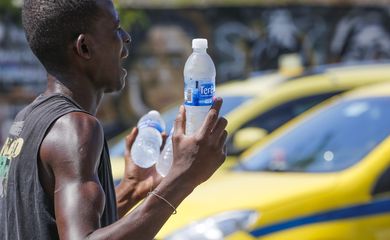  Vendedores ambulantes no bairro do  Rio Comprido, tentam ameziar a onda de calor que atinge o clima do Rio de Janeiro, vendendo água no sinal