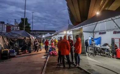 Porto Alegre (RS), 18/05/2024 – CHUVAS RS- Voluntários - Parte inferior do Viaduto José Eduardo Utzig foi transformada em um centro de acolhimento, com estações para prestar diferentes serviços para as pessoas resgatadas das enchentes ou prestadores de serviços voluntários. Foto: Rafa Neddermeyer/Agência Brasil