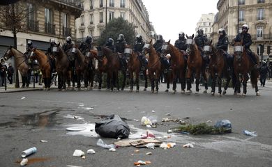 NOG03. Paris (France), 08/12/2018.- A unit of mounted police stand guard during demonstration in Paris, France, 08 December 2018. Police in Paris is preparing for another weekend of protests of the so-called 'gilets jaunes' (yellow vests)