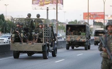 Rio de Janeiro - Tropas do Exército patrulham a Linha Vermelha após  o início da operação de reforço das Forças Armadas na segurança do Rio de Janeiro (Fernando Frazão/Agência Brasil)