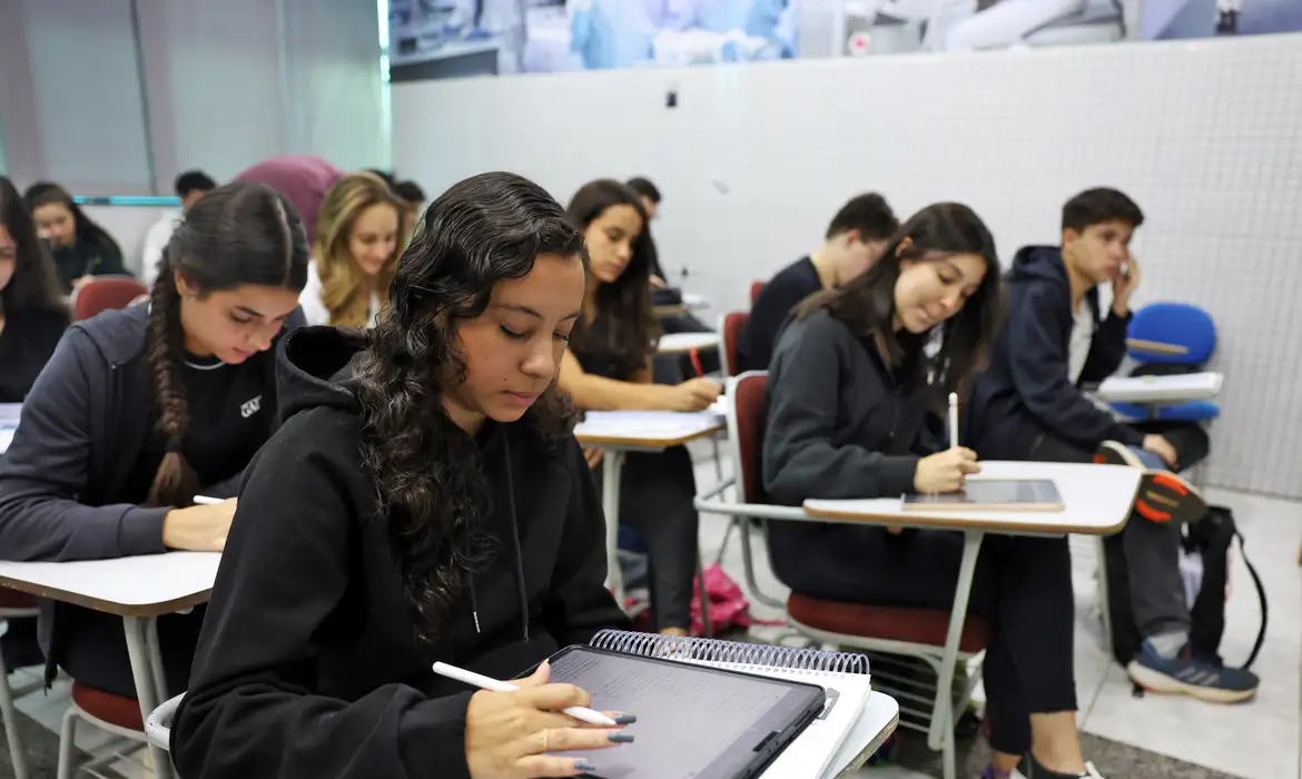 Brasília (DF), 24/10/2024 - Alunos do colégio Galois em sala de aula na preparação dos últimos dias antes da prova do Enem 2024. Foto: José Cruz/Agência Brasil