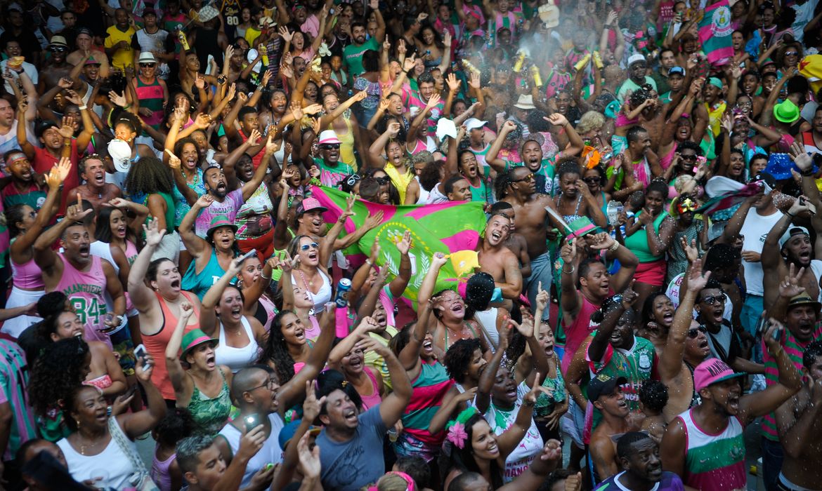 Rio de Janeiro - Mangueirenses comemoram, na quadra da escola, o título de campeã do carnaval 2016 do Grupo Especial do Rio (Tomaz Siva/Agência Brasil)