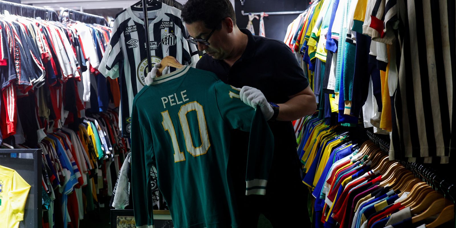 Brasileiro entra no Guinness por coleção de camisas de futebol Brasileiro entra no Guinness por coleção de camisas de futebol