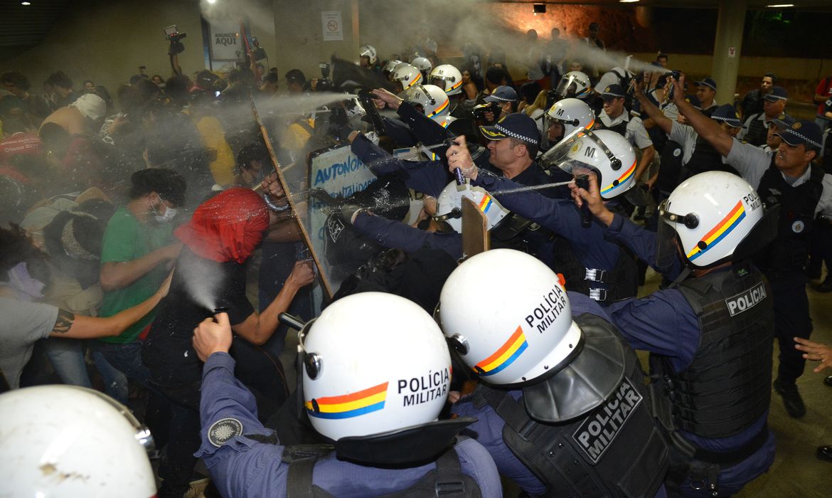 Estudantes e ativistas  entram em confronto com a Polícia Militar durante protesto contra o aumento das tarifas de ônibus e do Metrô na rodoviária do Plano Piloto, em Brasília  (Fabio Rodrigues Pozzebom/Agência Brasil)