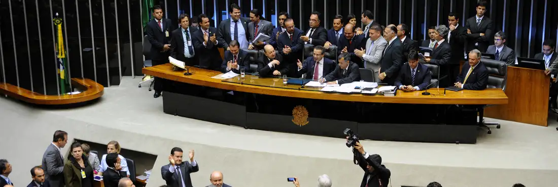 Deputados comemoram extinção de 14º e 15º salários Deputados comemoram extinção de 14º e 15º salários para parlamentares no Plenário da Câmara